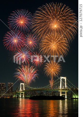 東京レインボーブリッジと花火の東京湾大華祭の夜景 127079715