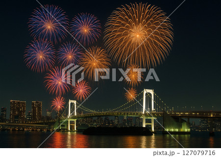 東京レインボーブリッジと花火の東京湾大華祭の夜景 127079716