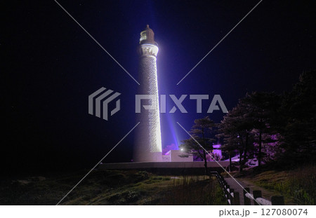 島根県　出雲市　ライトアップされた純白の灯台 127080074