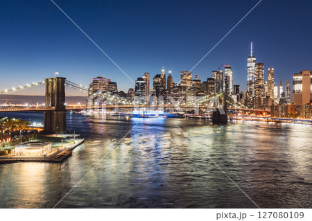 マンハッタンブリッジから望むニューヨークの夜景 マンハッタンブリッジから望むニューヨークの夜景 127080109