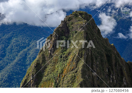 南米ペルーのマチュピチュ遺跡の背後にそびえるワイナピチュ山 南米ペルーのマチュピチュ遺跡の背後にそびえるワイナピチュ山 127080456