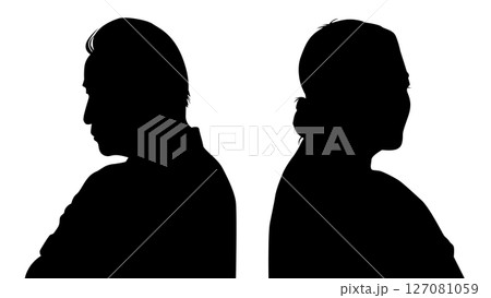 背中向けたシニア男女のシルエット 背中向けたシニア男女のシルエット 127081059