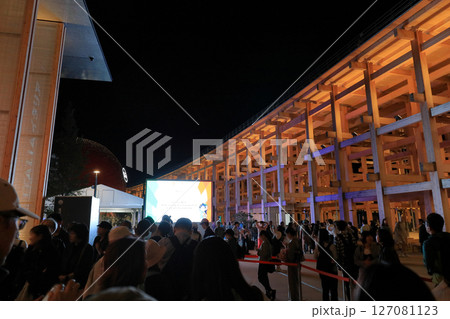 EXPO2025大阪・関西万博のイタリア館前の夜の雑踏とと大屋根リング 127081123