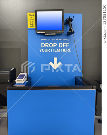 Self-service check out area in large hypermarket 127081150