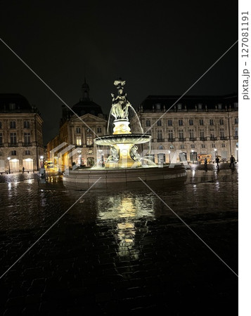 ボルドーの幻想的な水鏡 MIROIR D’EAU（ミロワール・ドー）| BORDEAUX 127081191