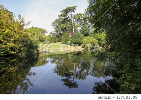 フランス　パリ　ブローニュの森 127081309