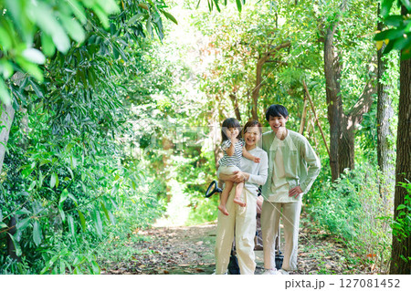 自然の中を歩いてアウトドアを楽しむ若いファミリー 127081452