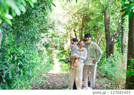 自然の中を歩いてアウトドアを楽しむ若いファミリー 自然の中を歩いてアウトドアを楽しむ若いファミリー 127081455