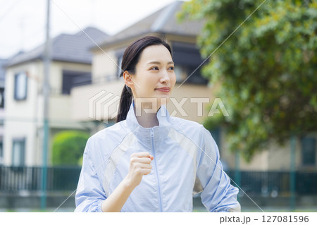 ランニングする女性 127081596