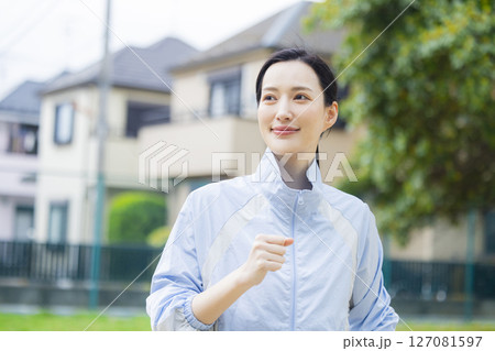 ランニングする女性 127081597