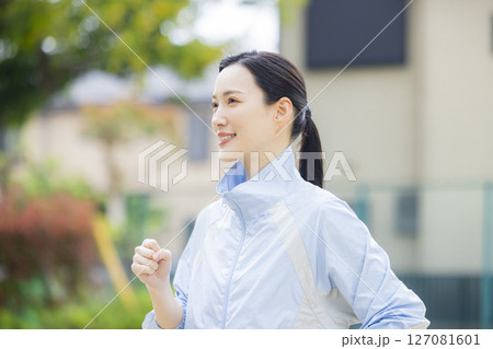 ランニングする女性 ランニングする女性 127081601