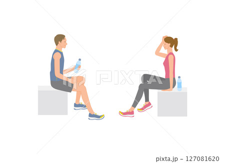 スポーツイメージ：水分補給する笑顔の若い男女セット02 127081620