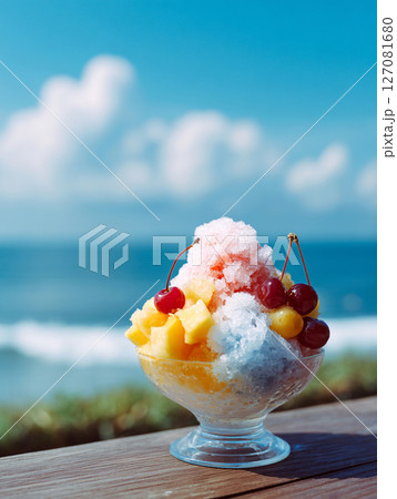 夏の海とフルーツたっぷりのかき氷　AI画像 127081680