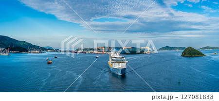 長崎港客船入港（Spectrum of the Seas）女神大橋から　パノラマ【長崎市】 127081838
