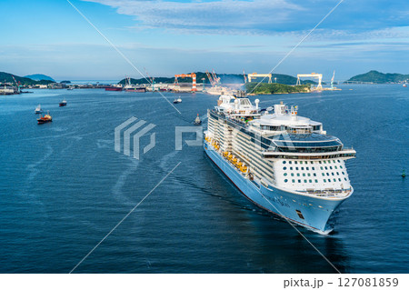 長崎港客船入港（Spectrum of the Seas）女神大橋から【長崎市】 127081859