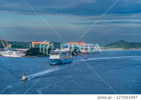 長崎港客船入港（Spectrum of the Seas）女神大橋から【長崎市】 127081897