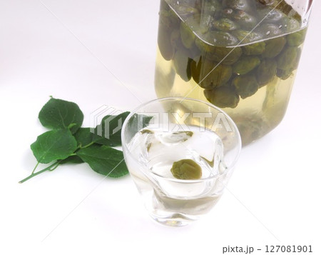 手作りの梅ジュースと梅の葉 手作りの梅ジュースと梅の葉 127081901