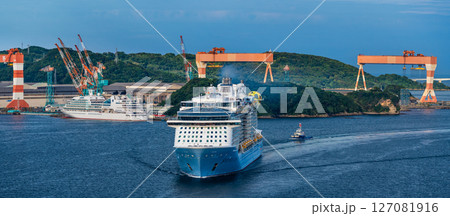 長崎港客船入港（Spectrum of the Seas）女神大橋から　パノラマ【長崎市】 127081916