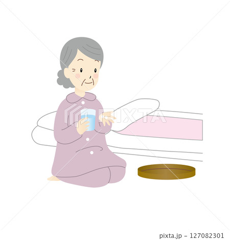 就寝前に薬を飲むシニア女性 就寝前に薬を飲むシニア女性 127082301