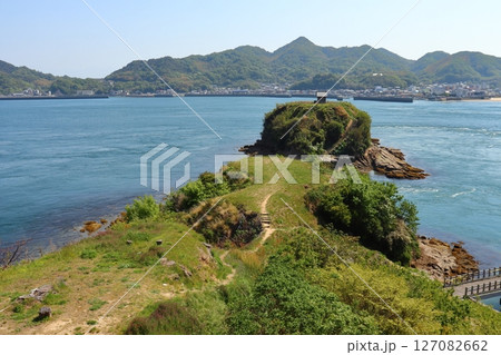 村上水軍 能島城址の本丸・二の丸からみた鯛崎出丸と大島の街並み 村上水軍 能島城址の本丸・二の丸からみた鯛崎出丸と大島の街並み 127082662