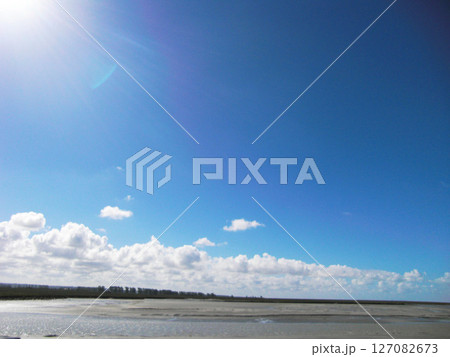 青い空と太陽 青い空と太陽 127082673