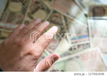 お金が欲しい人 127082696