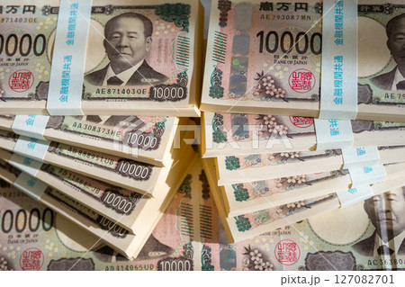 たくさんの一万円札の札束 127082701