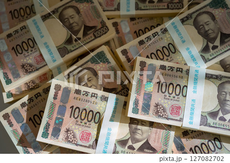 たくさんの一万円札の札束 たくさんの一万円札の札束 127082702