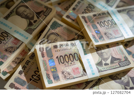 たくさんの一万円札の札束 たくさんの一万円札の札束 127082704