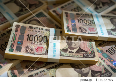 たくさんの一万円札の札束 127082705