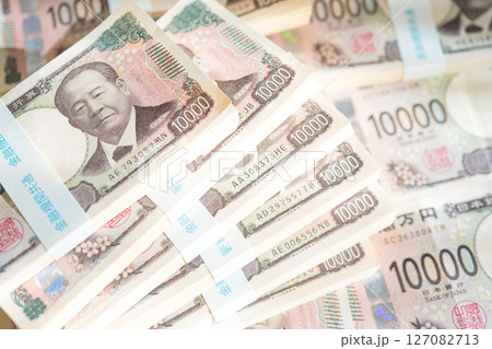 たくさんの一万円札の札束 127082713