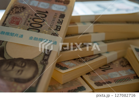 たくさんの一万円札の札束 127082716