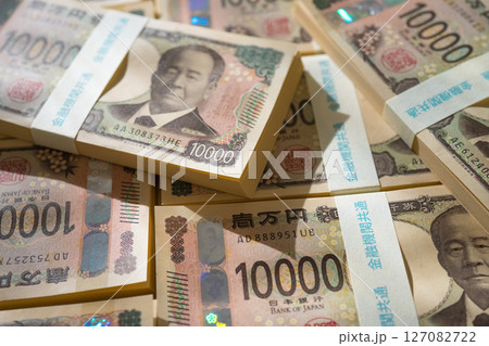 たくさんの一万円札の札束 127082722