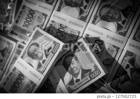 たくさんの一万円札の札束 127082725