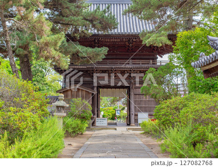 兵庫県加古川市にある刀田山鶴林寺の仁王門 127082768