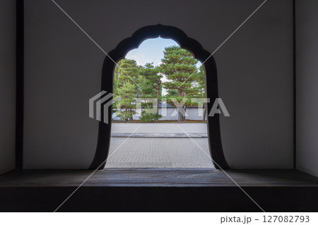 京都　相国寺　花頭窓から見える方丈前庭 127082793