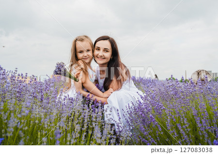 The mother and daughter enjoy the moment in the lavender field 127083038