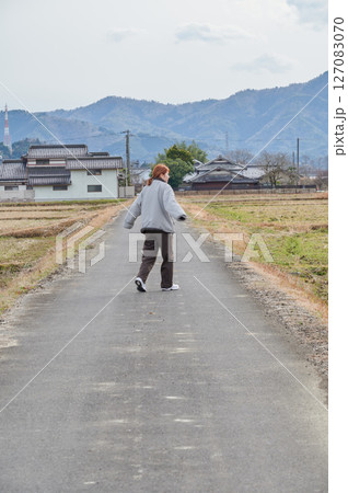 自然の中で遠くを見つめる女性 自然の中で遠くを見つめる女性 127083070