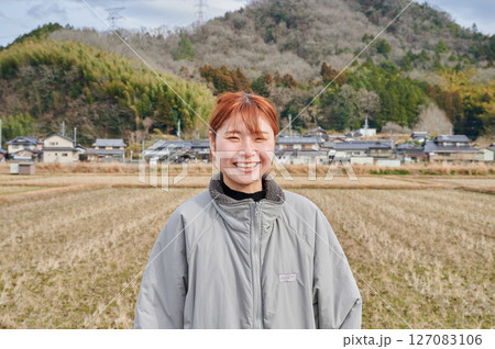 自然の中で遠くを見つめる女性 127083106