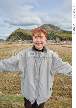 自然の中で遠くを見つめる女性 127083115
