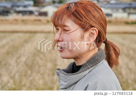 自然の中で遠くを見つめる女性 127083118