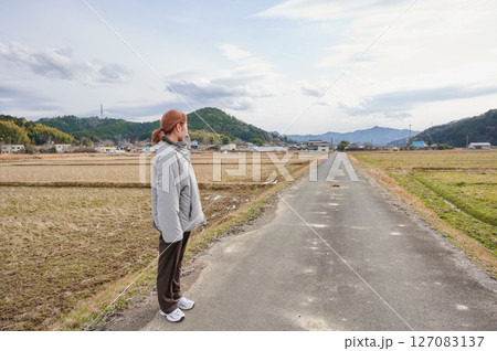 自然の中で遠くを見つめる女性 自然の中で遠くを見つめる女性 127083137