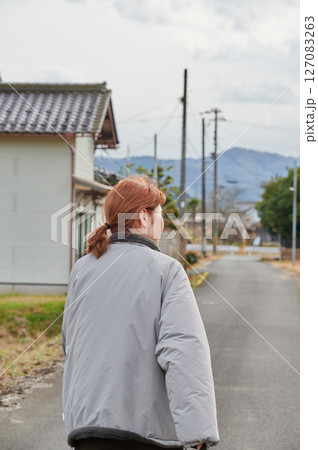 自然の中で遠くを見つめる女性 自然の中で遠くを見つめる女性 127083263