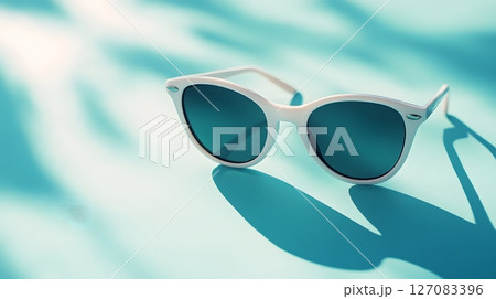 夏のリゾートホテルのプールサイドに置かれたサングラス 夏のリゾートホテルのプールサイドに置かれたサングラス 127083396