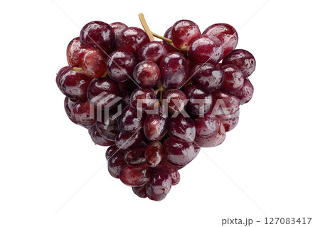 AI-generated item. A heart-shaped bunch of fresh red grapes, with water droplets on a transparent background. 127083417