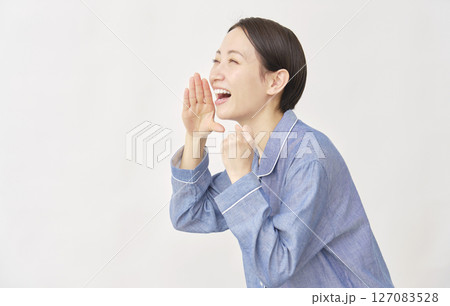 パジャマを着た女性 応援 白バック 左向き パジャマを着た女性 応援 白バック 左向き 127083528