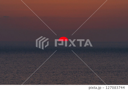 《鹿児島県》佐多岬展望台で眺める日没 《鹿児島県》佐多岬展望台で眺める日没 127083744