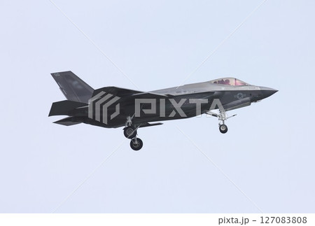 大空を飛行する在日米海軍の空母艦載ステルス戦闘機F-35BライトニングⅡ 127083808