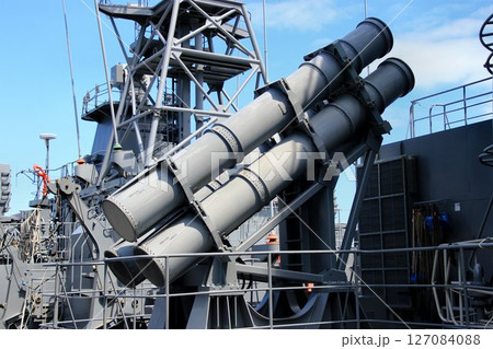 練習艦『しまかぜ』に搭載される… ハープーンSSM 4連装発射筒 127084088