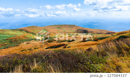 秋の栗駒山登山（東栗駒山～栗駒山：東栗駒山方面の眺め） 127084337